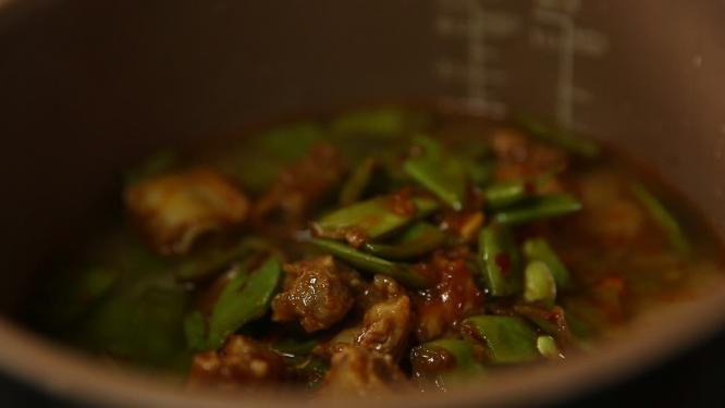 主食高压锅制作扁豆排骨焖饭