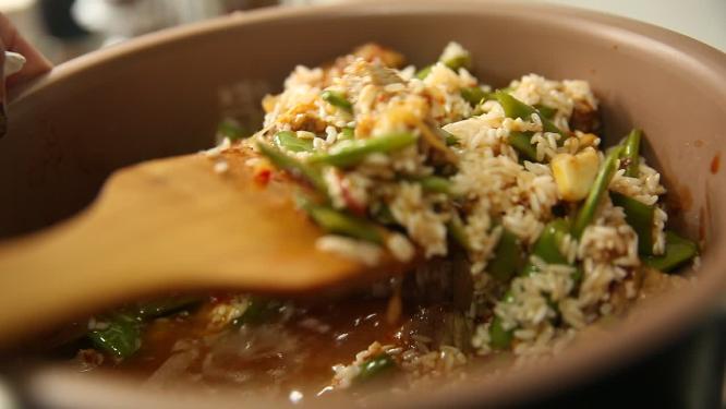 制作扁豆排骨焖饭