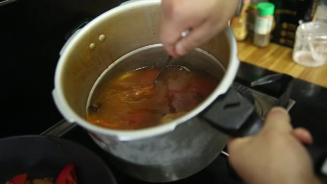 高压锅炖猪蹄加调料