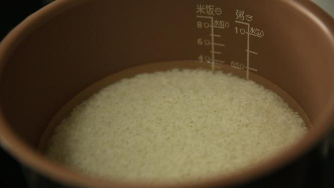 高压锅焖米饭淘米