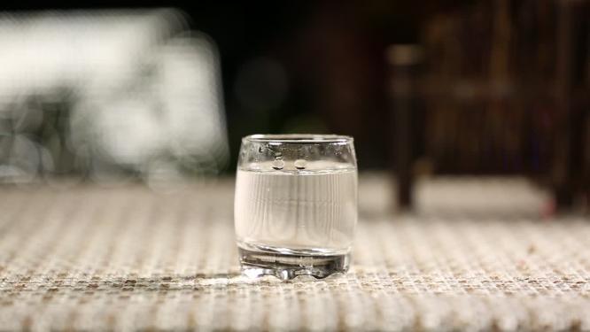 口杯玻璃杯高度白酒展示镜头