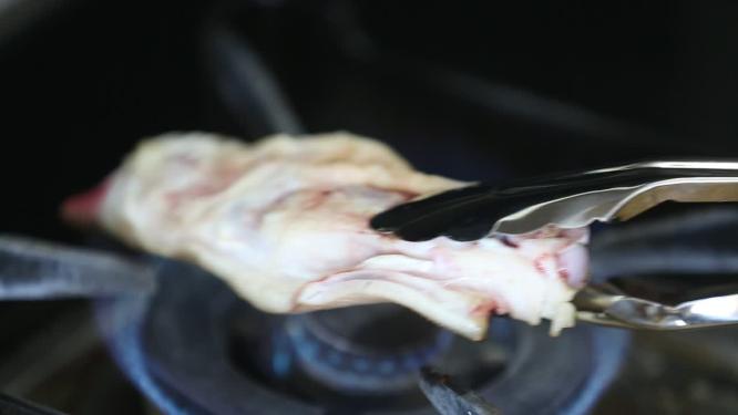 火烧猪蹄食材烤猪蹄清洗去毛