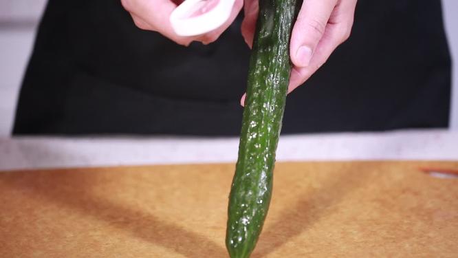 夏季美食黄瓜削皮去黄瓜瓤