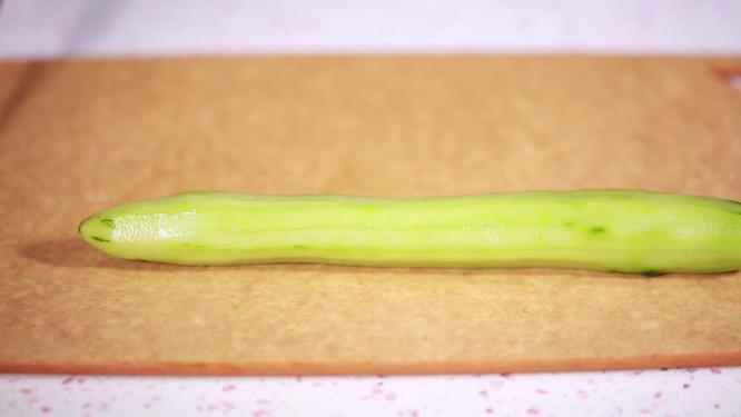 清凉美食黄瓜削皮去黄瓜瓤