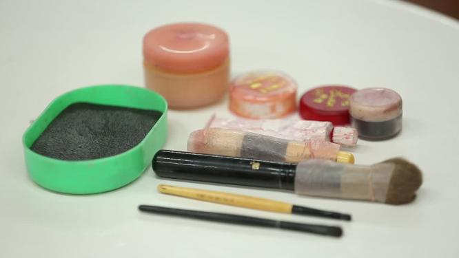 京剧脸谱化妆用油彩拉近展示