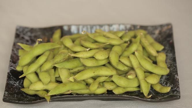 剪毛豆择毛豆卤制毛豆煮毛豆