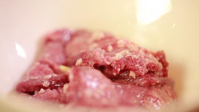 加调料腌制牛舌去腥