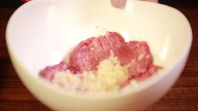 加调料腌制牛舌去腥