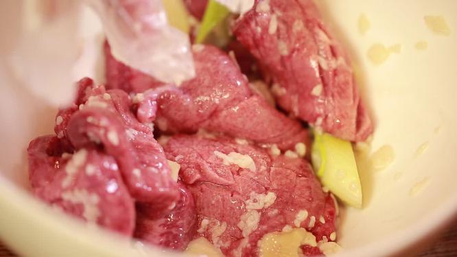 加调料腌制牛舌去腥