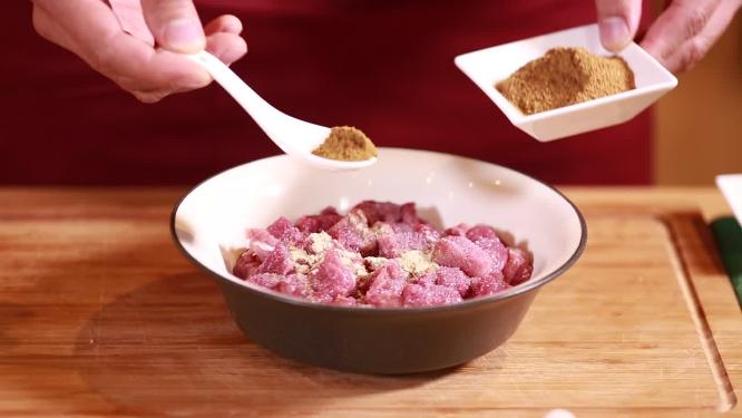 加调料腌制羊肉块