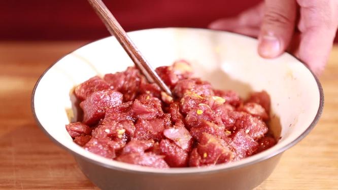 加调料腌制羊肉块羊肉串