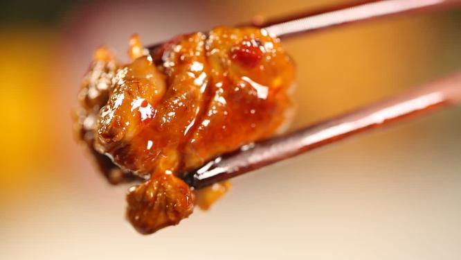 夹起一块红烧鸡肉