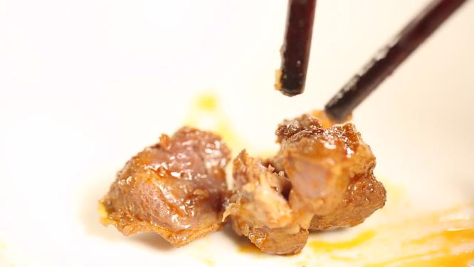 夹起一块红烧鸡肉