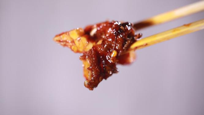 夹起一块香辣烤鱼
