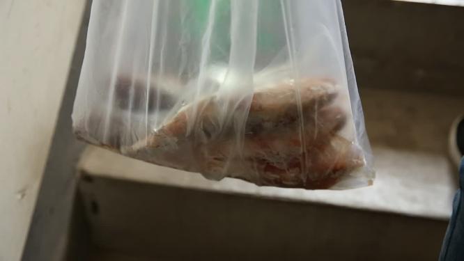 买黄花鱼回家上楼梯