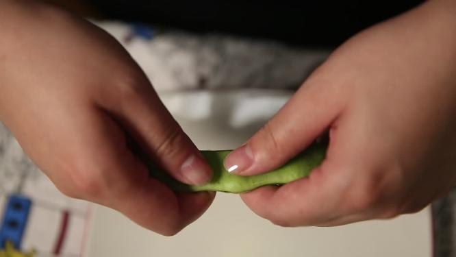 家庭主妇择豆角扁豆