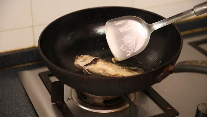 家庭烹饪炸鱼煎鱼