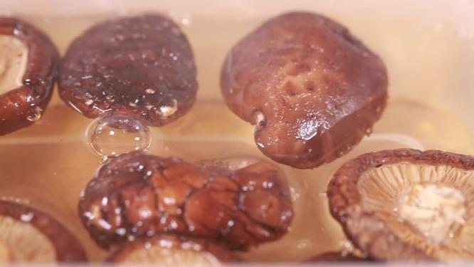 开水泡发干香菇