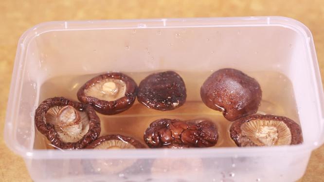 开水泡发干香菇