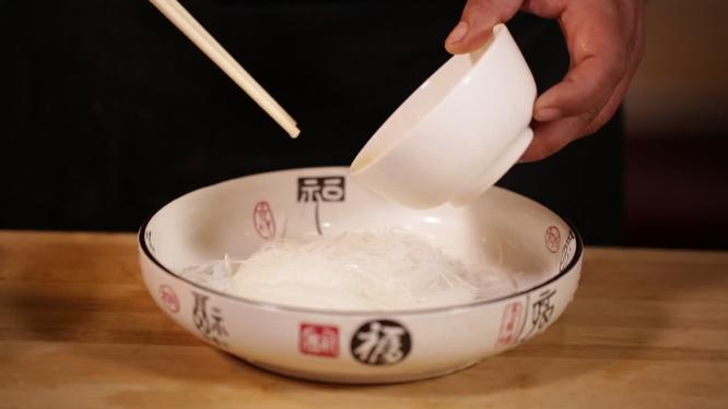 开水浸泡泡发粉丝全过程