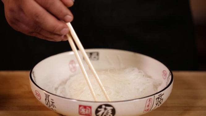 开水浸泡泡发粉丝全过程