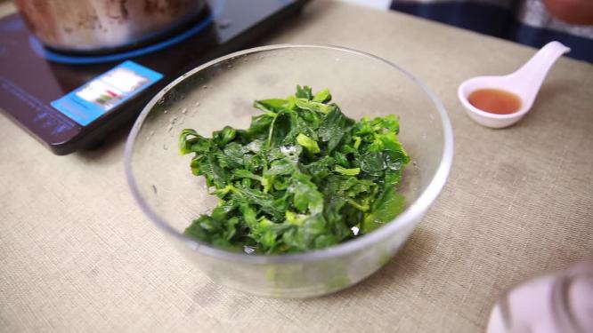开水清水水焯芹菜叶白灼芹菜
