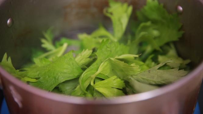 开水清水水焯芹菜叶白灼芹菜