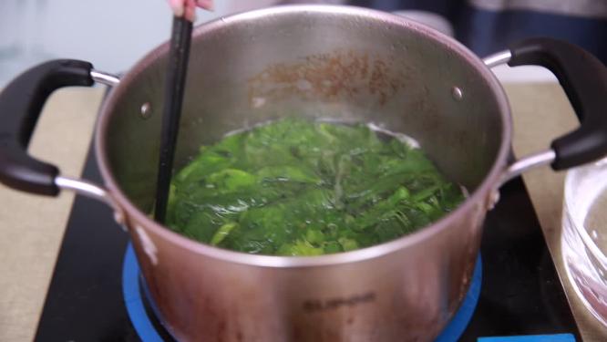 开水清水水焯芹菜叶白灼芹菜