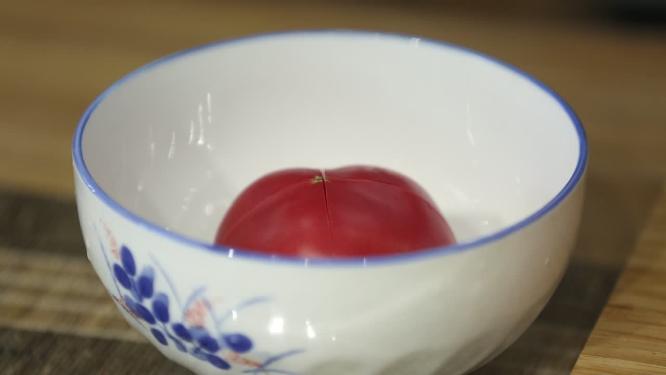 开水烫西红柿去皮