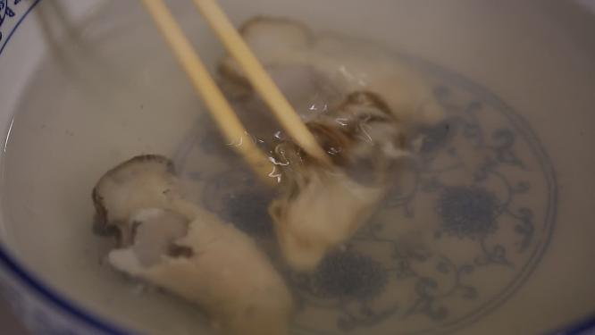 开生蚝清洗生蚝