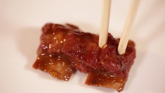 筷子分开排骨肉