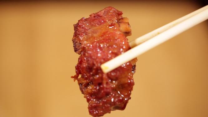 筷子夹起排骨肉