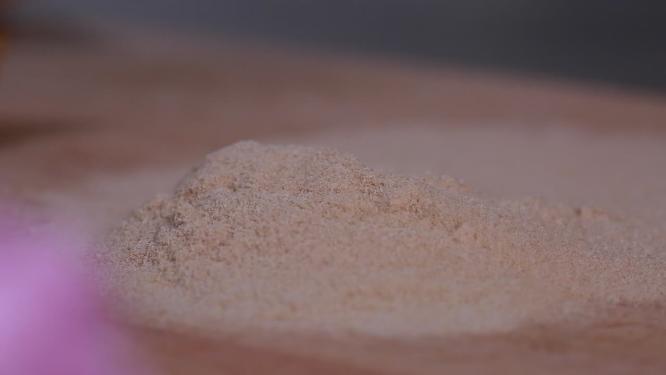 特写研磨药材药粉茶粉