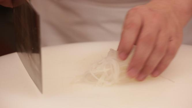 切白萝卜丝浸泡去辣味