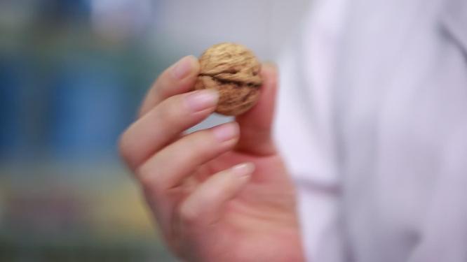医生手拿核桃