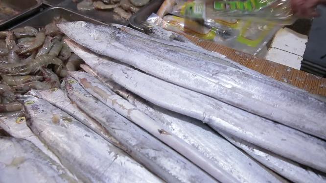 商贩卖海鲜带鱼大虾