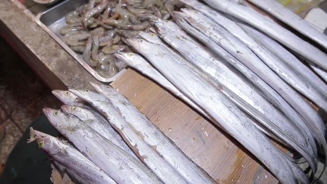 商贩卖海鲜带鱼大虾