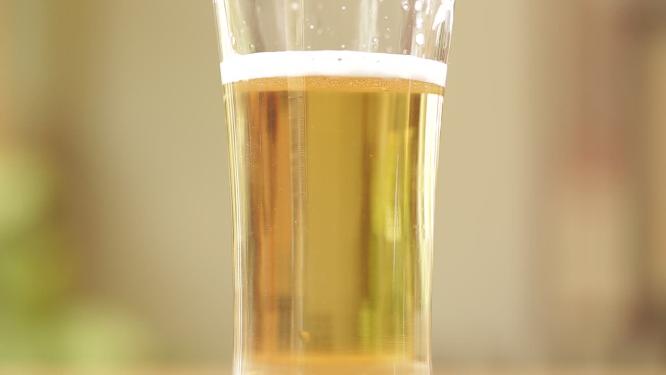 啤酒杯倒啤酒扎啤泡沫3