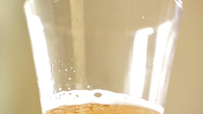 啤酒杯倒啤酒扎啤泡沫4
