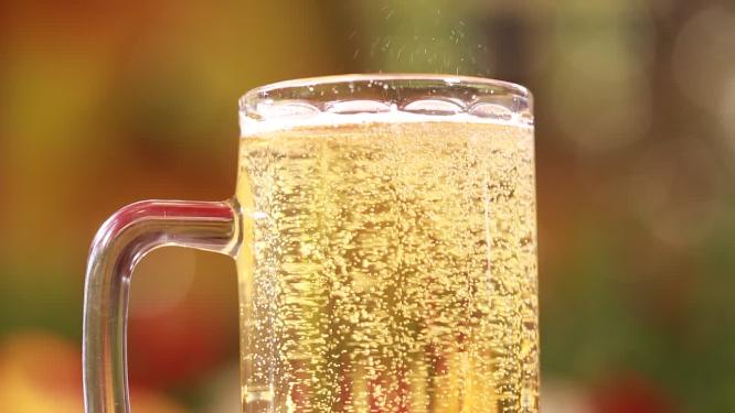 啤酒杯扎啤杯倒啤酒泡沫