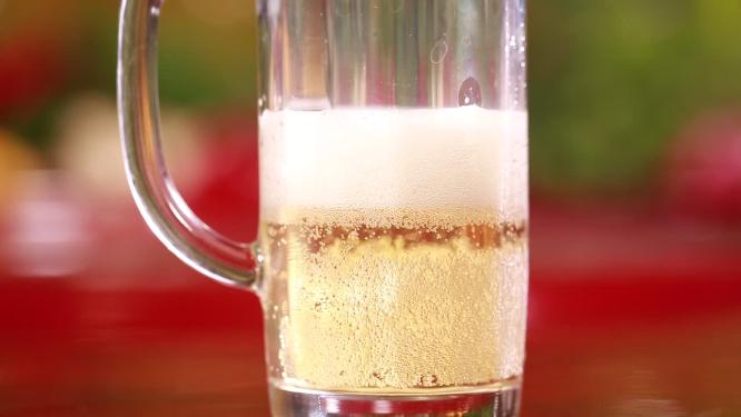 扎啤杯倒啤酒泡沫
