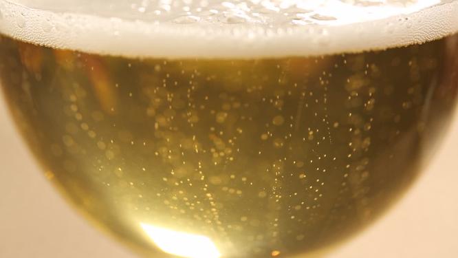 啤酒泡沫高脚杯倒啤酒