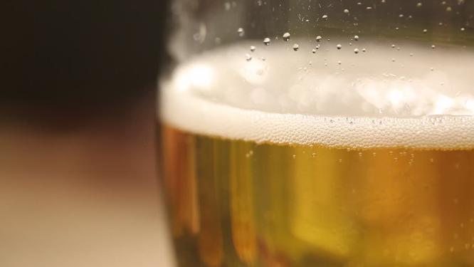 啤酒泡沫高脚杯倒啤酒