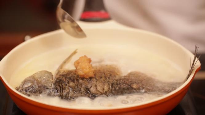 奶白浓汤鲫鱼汤6