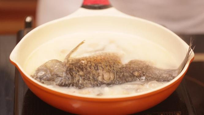 奶白浓汤鲫鱼汤8