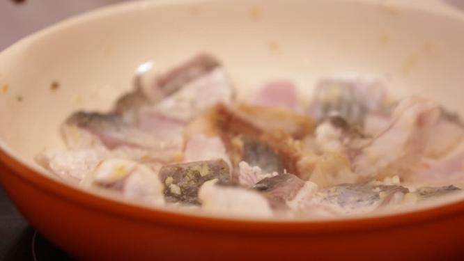 平底锅少油煎鱼肉