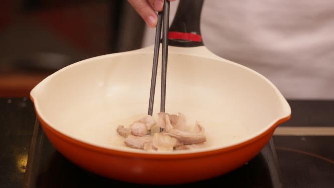 平底锅少油煎鱼肉4