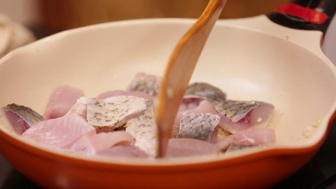 平底锅少油煎鱼肉8