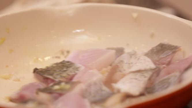 平底锅少油煎鱼肉9