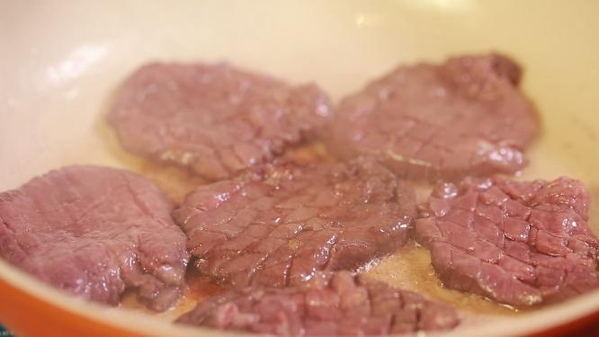 平底锅煎牛肉煎牛排
